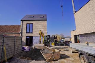 Laatste 2 appartementen te koop - 6% BTW mogelijk (ook als investering)<br />Residentie "Ten Hove" is heel aangenaam gelegen nabij het schilderachtige dorpsplein van het gezellige Wieze. In deze kleinschalige residentie zijn slechts 7 appartementen en dit opgedeeld in 2 aparte gebouwen van 5 en 2 appartementen. De gebouwen zijn voorzien van zowel bezoekersparkings vooraan als achteraan privatieve parkeergelegenheden en een grote afgesloten fietsenberging. Er zijn zowel 1- als 2-slaapkamerappartementen voorzien van heel veel lichtinval! Energiezuinig wonen is hier de sleutel van het totaalconcept met het oog op rust, kwaliteit &amp; luxe! De afwerking van de appartementen gebeurt in samenspraak met de verkoper, hiervoor zijn budgetten bepaald in het lastenboek. Bent u er snel bij dan heeft u inspraak in de ontwikkeling van uw nieuwe woonst. Bel of mail vrijblijvend voor uw afspraak zodat wij de kans krijgen om dit prachtig project aan u voor te stellen. info@rosiersderidder.be of 052/41.41.94<br />Referentie: 5336