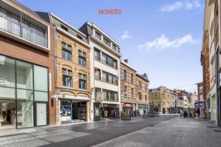 Graag stellen wij u dit ruime handelspand voor gelegen in de alom bekende Diestsestraat. Het pand heeft een oppervlakte van 140m2, tevens beschikt het pand over een kelder van 50m2. Het pand wordt momenteel gehuurd door een goed draaiende kledingwinkel voor 4573 euro per maand (54 876 euro/jaar). Kortom, de ideale investering. Heeft u vragen of wenst u graag een bezoek? Aarzel niet om ons te contacteren via info@homies.be of via 016 22 82 22. HOMIÉS, an Eye for Immo!