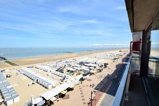 Fantastisch gerenoveerd appartement met panoramisch zeezicht. Het appartement is ideaal gelegen tussen het Lichttorenplein en het Albertplein, op wandelafstand van de winkels en de zee. Indeling: inkomhal met gastentoilet en vestiaire. Lichtrijke woon- en eetkamer met directe toegang tot het terras genietend van frontaal zeezicht. Moderne open keuken, volledig uitgerust met hoogwaardige materialen. Praktische berging. Master bedroom met ingemaakte kasten en en-suite badkamer (dubbele lavabo, inloopdouche en toilet). Tweede ruime slaapkamer met ingemaakte kasten en douchekamer. Beide slaapkamers geven toegang tot het terras achteraan. 3de slaapkamer met stapelbedjes. Privatieve kelder in de residentie. Mogelijkheid tot aankopen van een garagebox met bergruimte. Lift en inkomhal recentelijk vernieuwd in de residentie Odysseus. Meubelen inbegrepen in de prijs.