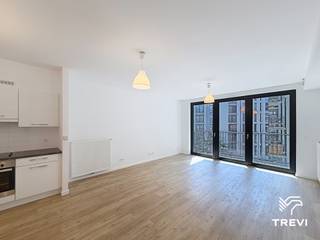 <p><strong>ETTERBEEK – Gelegen in de Europese wijk, in de nabijheid van de Europese instellingen, het openbaar vervoer, winkels en groene ruimten. Prachtig appartement met 3 slaapkamers van circa 109m² met terras.</strong></p>
<p><span>Op de 4de verdieping:</span></p>
<ul>
<li>
<p>Inkomhal</p>
</li>
<li>
<p>Lichtrijke leefruimte van circa 31 m² (4,45m * 4,83m)</p>
</li>
<li>
<p>Volledig geïnstalleerde open keuken (wastafel, vitrokeramische kookplaten, afzuigkap, koelkast/vriezer, oven en vaatwasser)</p>
</li>
<li>
<p>Slaapkamer van circa 15 m² (4,90m * 3,10m)</p>
</li>
<li>
<p>Slaapkamer van circa 9,5 m² (2,60m * 3,50m)</p>
</li>
<li>
<p>Slaapkamer van circa 9 m² (2,50m * 3,50m)</p>
</li>
<li>
<p>Badkamer met bad en douche</p>
</li>
<li>
<p>Wasplaats met aansluiting voor een wasmachine</p>
</li>
<li>
<p>Apart toilet</p>
</li>
</ul>
<p>Kelder nr. 8 Parkeerplaats (nr. P27) inbegrepen in de huurprijs</p>
<p>Lasten: forfait van 110 €/maand voor de gemeenschappelijke delen + voorschot van 125 €/maand voor warm water en verwarming. <br />Eenmalige verhuiskosten van 50€ ! <br />Verzekering afstand van verhaal: 150€/jaar</p>