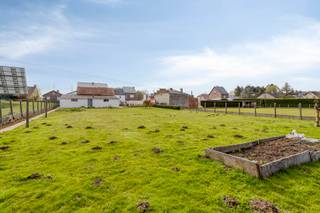 Dit karaktervolle landhuis met stallen en een perceel van 16a is rustig gelegen in het landelijke Waanrode en biedt een uitzonderlijke...