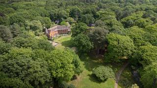 <p><strong>Uitzonderlijk exclusief landgoed, gelegen middenin een privatief parkdomein van 3,7 hectare met prachtig oud bomenbestand. Het domein is gelegen op één der meest prestigieuze locaties te Brasschaat, in de nabijheid van een beschermd natuurgebied en zorgt hiermede voor een zeer rustige ligging. Het landgoed is gebouwd onder architectuur van Edwin Luytens en afgewerkt/gedecoreerd met de grootste zorg voor detail, onder toeziend oog van de wereldberoemde binnenhuisarchitect Axel Vervoordt.</strong><strong><br /><br /></strong>Via een lange <strong>oprijlaan,</strong> bekijkt u de prachtige tuin, aangelegd door <strong>Jacques Wirtz</strong>: prachtige vijvers, <strong>fontein</strong>, rozen- en bloementuin, <strong>tenniscourt</strong> met tennishuisje, overdekt terras en vergezichten op een domein.</p>
<p><span><strong>Indeling:</strong></span></p>
<p>- inkomhal op exclusief marmer, vestiaire, dienstinkom, lift en gastentoilet.</p>
<p>- woonkamer met open haard, uitzonderlijke apothekerskast, hoog plafond en op antieke parketvloer.</p>
<p>- eetkamer met prachtig parket en tuinzicht.</p>
<p>- sfeervolle leefkeuken met AGA-fornuis.<br /><br />- familyroom met open haard, staat in verbinding met de keuken.</p>
<p>- bijkeuken op Carrara marmer, voorzien van inbouwtoestellen.</p>
<p>- overdekt terras met open haard en prachtige zichten op het domein en vijvers.</p>
<p>- inpandige garage voor drie wagens, afgewerkt met oude balken-ideaal als feestruimte.</p>
<p>- <strong>binnenzwembad</strong> 5x12M met hamam, bevindt zich in een imposante ruimte met zeldzame balken, de schuiframen houden het contact met de natuur.</p>
<p>- wijnkelder met gewelfd plafond en gemetste caveau’s, sfeervol ingericht als degustatieruimte.</p>
<p><span><strong>Verdieping:</strong></span></p>
<p>- de <strong>mastersuite</strong> met balkon met<strong> parkzicht</strong>, dressing en luxueuze badkamer.<br /><br />- nachthal met pooltafel en bibliotheekkast.</p>
<p>- logeerkamer met dressingkast en badkamer.</p>
<p>- een sympathiek appartement met woon- en slaapkamer.</p>
<p><span><strong>2e verdieping:</strong></span></p>
<p>- twee extra slaapkamers met elk een badkamer.</p>
<p>- gezellige <strong>loft</strong>, met talrijke bergkasten en gezellige zithoek met <strong>home cinema</strong>.</p>
<p><strong>Algemeen:<br /><br />- exclusieve bouwmaterialen<br />- uitzonderlijke isolatiewaarden: bepleisterde buitengevel met leem en gehakt stro techniek<br />- centraal stofzuigsysteem<br />- uitgebreid beveiligingssysteem<br />- sproeisysteem<br />- uitzonderlijke stoffering</strong></p>