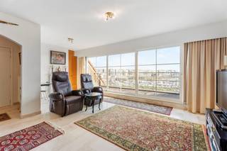 Uitzonderlijk ruim en luxueus afgewerkt woonappartement (182m2) met grote zonnige terrassen en wijdse zichten op de polders, de jachthaven en de...