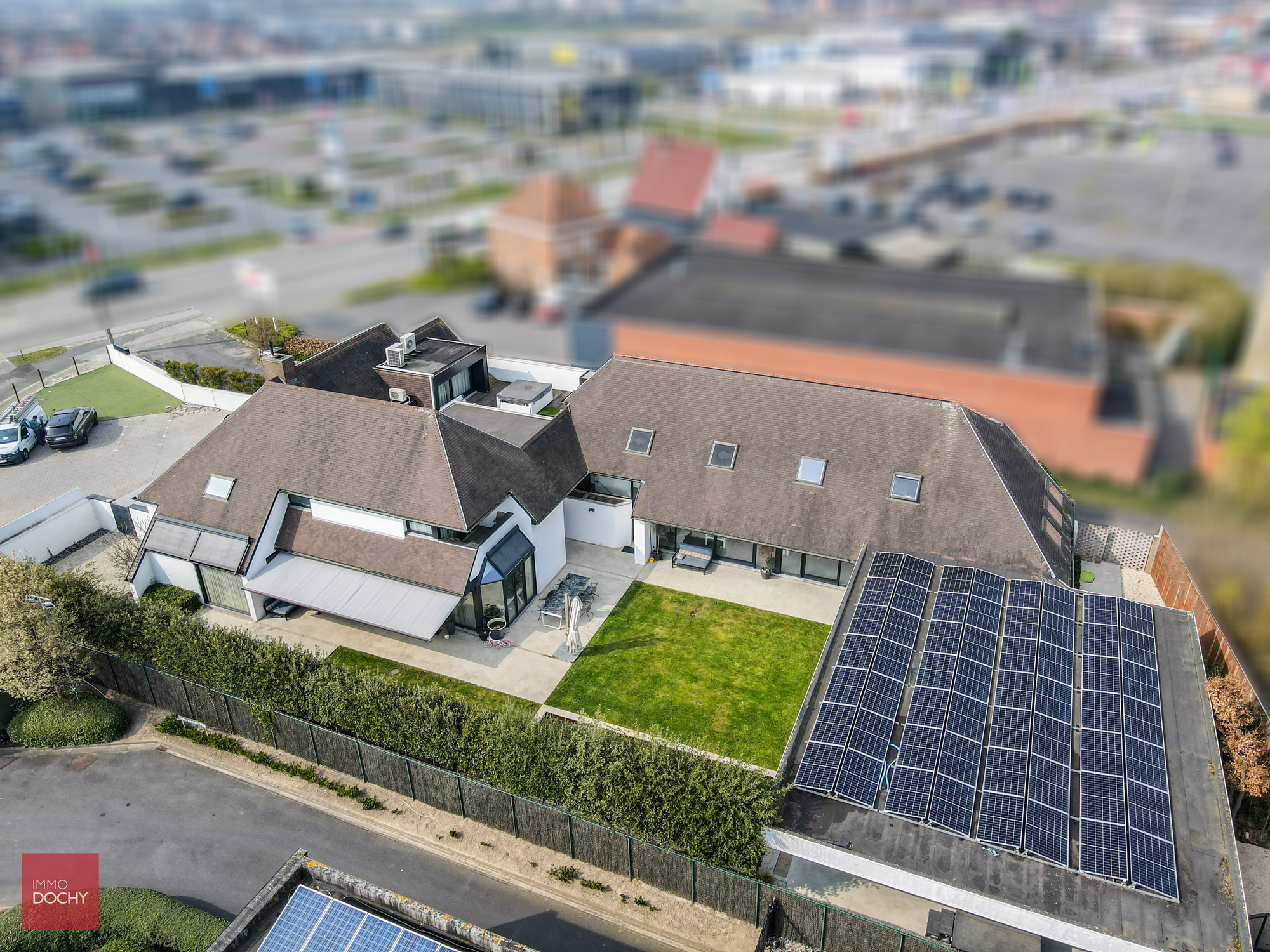 Commercieel gelegen kantoorcomplex met privé-woonst (villa) - foto 1