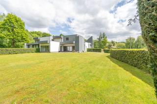 Century 21 ImmoNero presenteert: Dit prachtige begane grond appartement van 235m2 met alle comfort en luxe aan het meer van Genval met prive...