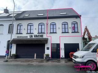 * Een luxueus afgewerkt duplex appartement met 1 slaapkamer* Gelegen in het centrum van Meulebeke (boven Slagerij La Vache)*  Professioneel...