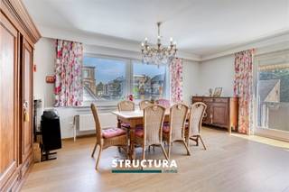 Prachtig, authentiek penthouse-appartement gelegen in een rustige buurt.Het appartement biedt een huiselijke sfeer met open en ruime ruimtes, een unieke en charmante stijl, aangevuld met enkele moderne accenten, zoals de badkamer.De indeling is als volgt: ruime/open inkomhal met vestiaire, lichtrijke en ruime woonkamer, keuken, nachthal, 3 slaapkamers (waarvan de hoofdslaapkamer toegang biedt tot een terras/balkon en slaapkamers met inbouwkasten), apart WC en doucheruimte met inloopdouche.Kenmerken: - Authentiek en gezellig appartement- Kleine mede-eigendom- Praktische en logische indeling- Veel natuurlijk daglicht- Open haard (gezellige sfeer)- Groot schuifraam in de woonkamer geeft toegang tot het balkon, waardoor open ruimte gevoel.- Elektrische installatie conform - Elektrische rolluiken- Instapklaar- Zeer ruime kelder - Ondergrondse parkeerplaats € 25.000- Fietsenstalling - Afvalruimtes- Ideale ligging: rustige en strategische locatie, vlakbij de belangrijke toegangswegen, het openbaar vervoer, scholen, winkels en andere faciliteiten.Meer informatie of een bezichtiging? Neem contact op met STRUCTURA op 02/460 80 46 of via mail op info@structura.be.