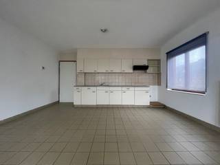 Gezellig appartement op de 1ste verdieping in Rijkevorsel<br /><br />Dit aangenaam appartement op de eerste verdieping bevindt zich te Sint-Jozef in Rijkevorsel, op een rustige en landelijke locatie met een vlotte bereikbaarheid naar het centrum en omliggende gemeenten. Via de inkomhal kom je in een lichte leefruimte met open keuken, die een uitnodigende plek vormt om te koken en te ontspannen. Verder beschikt het appartement over een badkamer, twee slaapkamers en een praktische berging. Achteraan aan het gebouw is er een gemeenschappelijke koer die ruimte biedt voor fietsen en vuilbakken. Parkeren kan eenvoudig in de buurt van het gebouw. Hoewel er geen lift aanwezig is, zorgt de eerste verdieping voor een vlotte toegankelijkheid. Kortom, een verzorgd en functioneel appartement in een aangename omgeving, ideaal voor wie rustig wil wonen met alle basisvoorzieningen op korte afstand.