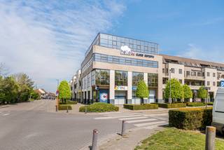 Top locatie hoek kantoor op de 2e verdieping van ca 220 m² privatief.Makkelijk in te delen naar eigen behoeften, veel natuurlijke lichtinval.Parkings...