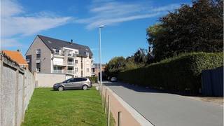 <strong>Ruim en energiezuinig</strong> appartement met ruim <strong>TERRAS </strong>en <strong>GARAGE</strong>, zeer rustig doch centraal gelegen in <strong>Oedelem</strong>, deelgemeente van Beernem.<br />+ Energielabel A!<br />+ Afgewerkt met kwaliteitsvolle materialen!<br />+ Alle ramen voorzien van rolluiken!<br />+ Lift aanwezig!<br /><br />Omvat een ruime en lichtrijke living van 41 m², volledig ingerichte keuken, berging, 1 ruime slaapkamer, badkamer met ligbad, ruim terras, kelderberging, garage en een gemeenschappelijke fietsenberging.<br />Kosten: + 50 euro / maand voorschot syndic<br />#leukwonen #oedelem #beernem<br /><br />Beschikbaar Onmiddellijk vrij !
