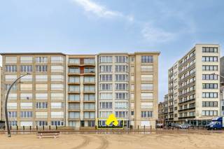 Dans la Résidence DEAUVILLE, nous vous présentons un appartement d’exception bénéficiant d’une <strong>vue frontale sur la mer</strong> et de vues panoramiques sur la plage.<br /><br />Cet appartement spacieux et baigné de lumière combine une situation de premier rang avec <strong>une large façade</strong>, offrant une sensation d’ouverture et une luminosité naturelle abondante.<br /><br />Entièrement rénové, l’appartement dispose d’une surface de<strong> 86 m² </strong>et comprend un hall d’entrée avec toilettes séparées. Le séjour lumineux avec cuisine ouverte entièrement équipée constitue un espace de vie convivial. L’appartement compte trois chambres, chacune équipée d’un lavabo.<br /><br />Vous profiterez également d’une grande terrasse ensoleillée de 30 m², idéale pour apprécier le soleil du matin et de l’après-midi.<br />Le séjour offre une connexion directe avec la vue sur la mer.<br /><br />ATOUTS :
<ul>
<li>Prêt à emménager</li>
<li>Label énergétique C</li>
<li>Nouvelles fenêtres en PVC</li>
<li>Installation électrique conforme</li>
</ul>
<br />De plus, l’appartement dispose d’un <strong>certificat de sécurité incendie</strong> (Vinçotte) conforme au décret sur l’hébergement, ce qui le rend également adapté à la location.