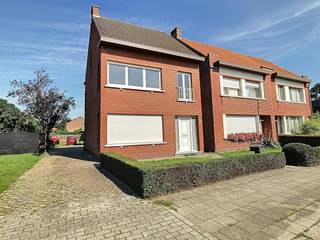 Deze ruime woning is voorzien van een inkomhal, woonkamer, keuken, badkamer, berging, kelder, 3 slaapkamers, zolder met vaste trap, overdekt terras, tuin en garage.<br /><br />Gelijkvloerse verdieping:<br />- keuken (ca. 19m²) voorzien van koelkast, keramische kookplaat met dampkap, combi-oven en voldoende bergruimte<br />- woonkamer (ca. 30m²)<br />- badkamer (ca. 6m²) voorzien van lavabo, douche en apart toilet<br />- berging/wasplaats (ca. 10m²) met aansluiting voor wasmachine en cv-installatie (stookolie)<br />- kelder (ca. 7m²)<br /><br />Eerste verdieping:<br />- slaapkamer 1 (ca. 16m²)<br />- slaapkamer 2 (ca. 12m²)<br />- slaapkamer 3 (ca. 9m²)<br /><br />Tweede verdieping:<br />- zolder (ca. 47m²) met vaste trap<br /><br />Bijzonderheden:<br />- rolluiken voorzien<br />- zeer grote tuin met overdekt terras<br />- EPC: 414 kWh/m² <br />- geen vaste kosten<br />- beschikbaar vanaf 01/10/2026<br /><br />(ver-)Kopen of (ver-)huren in regio Kalmthout / Essen?<br />Met vragen kan u altijd bij ons terecht!<br />Dewaele vastgoed met advies.