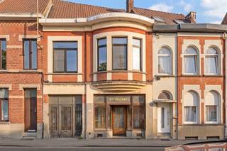 Dit pand in Ronse is een unieke kans voor de gerichte koper! Dit indrukwekkende herenhuis met karakter beschikt over 250 m² bewoonbare ruimte en een grondoppervlak van 290 m², strategisch gelegen in het hart van Ronse. Met drie ruime slaapkamers, één badkamer en een garage, biedt dit pand solide mogelijkheden voor verschillende toepassingen.Het exterieur presenteert zich met stijlvolle neoklassieke architectuur, voorzien van fraai metselwerk in rode baksteen met elegante witte accenten en karaktervolle bogen. De ramen met hun klassieke raamindeling sluiten perfect aan bij de historische uitstraling van het gebouw.Binnenin wacht u een fascinerende mix van originele elementen en moderne mogelijkheden. De begane grond beschikt over grootschalige ruimtes met prachtige houten deuren en authentieke tegelvloeren. Een schitterende woonkamer straalt comfort uit met originele houten kasten en grote ramen die voor veel natuurlijk licht zorgen. De eetkamer biedt royale afmetingen, ideaal voor gezelschap of gezinsmomenten.De slaapkamers zijn voorzien van goede proporties, met name de hoger gelegen kamers die aangenaam licht ontvangen. Een van de slaapkamers beschikt over een aangenaam zicht en heeft potentieel voor herinrichting. De huisdige badkamer voorziet in basale faciliteiten.Dit pand bezit aanzienlijk potentieel voor renovatie en personalisatie. De ongepolijste ruimtes en authentieke constructie elementen bieden creatieve mogelijkheden voor wie waarde hecht aan karakter en originaliteit. De uitgebreide kelder- en zolderruimtes voegen extra opslagmogelijkheden toe.Met zijn centrale ligging in Ronse en zijn robuuste bouwstructuur, vormt dit huis een interessante basis voor ambitieuze renovateurs of investeerders die zoeken naar authentieke, karaktervolle woonruimte met ontwikkelingspotentieel. De garage biedt praktische voordelen voor dagelijks gebruik.Dit is een eigendom met verhaal en mogelijkheden, wachtend op de juiste eigenaar die zijn potentieel kan realiseren!Te koop bij Immo Beguin, met kantoren in Ronse, Waregem, Kortrijk, Lessines, Deinze, Doornik, Moeskroen en Nieuwpoort.Meer info of bezoek via info@immobeguin.be