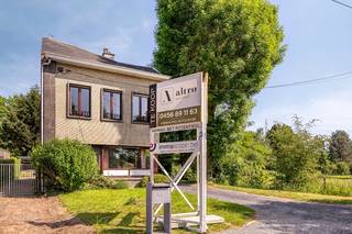 <p>A charming semi-detached property with exceptional potential in a prime location in Eppegem!</p><p>Looking for a spacious family home that you can finish entirely to your own taste? Then this light-filled property, with no less than 199 m² of living space, is definitely worth a visit. Built in 1961 and fully reinforced with concrete, this property offers a particularly solid foundation for those who appreciate space, light and possibilities.</p><p></p><p>Asking price: €387,000 I Availability: from completion </p><p>The spacious entrance hall leads into an open-plan living area with a pleasant sense of connection. The stylish glass panels between the entrance hall and the dining room ensure maximum natural light, whilst the fireplace forms a natural partition between the sitting and dining areas. The result is an open, airy living experience with cosy separate living areas.</p><p>Upstairs there are two full-sized bedrooms, a study/dressing room (potential third bedroom) and a bathroom with shower. The fully concrete-floored attic also offers the possibility of creating two further bedrooms.</p><p>A real asset is the impressive 52 m² dry cellar, 33.7 m² of which is a crawl space, ideal as a storage, hobby or workspace. In addition, the property features a garage/workshop of approx. 50 m², perfect for the self-employed, hobbyists or anyone looking for extra storage space.</p><p>The property enjoys excellent accessibility with a Mobiscore of 7.3/10, close to shops, schools and public transport. The s</p><p>Translated with DeepL.com (free version)</p>