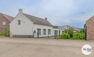 KIJKDAG ZATERDAG 22 AUGUSTUS VAN 10u TOT 12u (OP AFSPRAAK)<br /><br />SMETLEDE- Authentieke, kleine fermette boordevol charme en renovatiepotentieel. Liefhebbers van karakter en landelijke architectuur vinden hier de ideale basis om een unieke woning naar eigen smaak te realiseren.<br />Deze woning is rustig gelegen maar toch ook dichtbij centrum Lede, station en scholen.<br />De woonst bestaat uit een gezellige woonkamer, vernieuwde badkamer met grote douche, slaapkamer, ingerichte keuken en veranda. Via de badkamer kan je de trap nemen naar de twee bovenliggende kamertjes. <br />Naast de woning en veranda, is er de ruime garage met zolderruimte, ideaal om heel wat materiaal te bergen.<br />Het perceel is toegankelijk langs 2 straten. Vooraan via de Serskampstraat en achteraan met de grote oprit vanuit de Steenveldweg. <br /><br />Zin om te renoveren en deze woning te herstellen in zijn authenticiteit? Bel dan snel voor je afspraak.<br /><br />De vermelde prijs is een richtprijs. Na ontvangst van de biedingen beslist de verkoper vrij om al dan niet over te gaan tot verkoop en aan welk bod. De richtprijs is niet bindend.