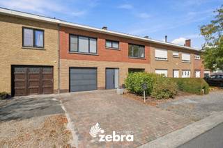 Deze instapklare woning met 3 slaapkamers, tuin en garage bevindt zich op een zeer centrale doch rustige ligging te Tielt, namelijk de Europawijk. Dankzij de centrale ligging bevinden diverse winkels, gezellige horecazaken, sportgelegenheden, scholen en het openbaar vervoer zich op wandel- en fietsafstand.<br /><br />Het gelijkvloers bestaat uit een inkomhal, een gezellige woonkamer, een geïnstalleerde keuken, een praktische berging, een toilet en een ruime garage met automatische poort<br /><br />Op het eerste verdiep bevinden zich 3 ruime slaapkamers, een dressing,, een nachthal en een badkamer die voorzien is van een dubbele wastafel, een ligbad, een douche en een toilet.<br /><br />Tot slot geven wij graag nog mee dat deze woning voorzien is van een gezellige tuin met terras en tuinhuis, een gerieflijke zolder, een oprit, automatische rolluiken, centrale verwarming op aardgas, EPC-label B, conforme elektriciteit, ...<br /><br /><strong>Ook wild geworden van deze thuis?<br />Twijfel niet langer en leg vandaag nog uw bezoek vast!</strong>