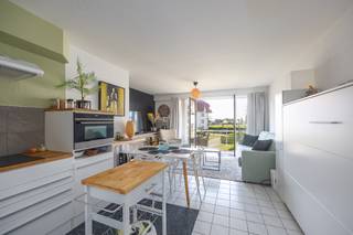 This spacious and bright studio with a southwest-facing terrace is located on the first floor of Residence Green Garden Block II (Westedelaan 100B)...