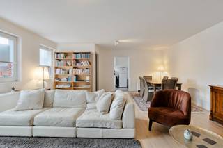 Dit comfortabele appartement is ideaal gelegen in het centrum van Schilde. Je woont hier in een rustige eenrichtingsstraat, met winkels, scholen, de bakker en de slager op wandelafstand. Parkeren is bovendien eenvoudig dankzij het nabijgelegen parkeerplein.Het appartement bevindt zich op de tweede verdieping en is bereikbaar met de trap of de lift. Extra handig: de lift komt rechtstreeks uit in de ruime, lichte leefruimte.Het appartement is voorzien van een ruime leefruimte met eet- en zitgedeelte en veel natuurlijke lichtinval. Aansluitend vinden we de volledig geïnstalleerde keuken met een aparte berging. Via de nachthal vinden we de volledig gerenoveerde badkamer met bad en douche. Verder is er één ruime slaapkamer. Tot slot een apart gastentoilet en een praktische aparte wasplaats. Het appartement is momenteel verhuurd, wat het ook interessant maakt als investering.Bijzonderheden:- Verhuurd tot 28/02/2027- renovatie in 2021- kleinschalig gebouw in centrum Schilde - gunstig EPC label C, asbestveilig en EK conformInteresse in dit appartement? Bel ons 03/666 66 66 of via e-mail op kapellen@dewaele.com.Bestuursmaatregelen in het maatregelenregister: nee