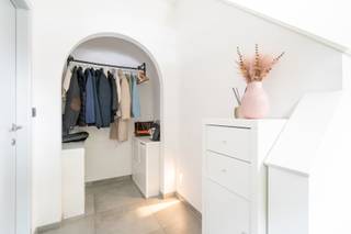 Volledig gerenoveerde woning tot in de puntjes afgewerkt met duurzame materialen. Gelegen in het centrum van Wuustwezel met alle voorzieningen...