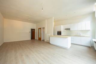 <p>Het appartement is super centraal gelegen in de Nationalestraat, op de grens van het historisch centrum en de Sint-Andrieswijk. Omgeven door gezellige restaurants, trendy bars en verschillende supermarkten. Direct aan belangrijke invalswegen, de Ring van Antwerpen en openbaar vervoer. Velostation op wandelafstand.</p><p>· 2 slaapkamer appartement<br />· 2 badkamers<br />· Net gerenoveerd<br />· Direct beschikbaar<br />· Toplocatie</p><p>Het appartement van 115 m² is gelegen op de 1e verdieping en bereikbaar per trap. Je komt binnen via de ruime, zonnige leefruimte, ingedeeld in een living en eetkamer met aansluitend de open keuken, geïnstalleerd met toestellen. De nachthal met gastentoilet, ingemaakte vestiaire en berging leidt naar de rustige achterzijde van het appartement, waar zich de 2 slaapkamers bevinden, waarvan 1 is voorzien van ingemaakte dressing. Verder is elke slaapkamer uitgerust met een eigen badkamer. Badkamer 1 is omvat een bad met douche, een wastafel en handdoekdroger. De andere badkamer is uitgerust met een inloopdouche, een wastafel, handdoekdroger en aansluiting voor wasmachine en droger.</p><p>Gemeenschappelijke kosten: 75 euro/maand (elektriciteit voor gemeenschappelijke ruimtes en privé waterverbruik).<br />De nutsvoorzieningen (energie) zijn individueel gemeten en komen voor rekening van de huurder.</p><p>Interesse? Gelieve uw gegevens in te vullen onderaan de advertentie op onze website https://www.sinjoor.be. De dossierverantwoordelijke zal vervolgens zo snel mogelijk contact met u opnemen.</p>