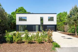 Gelegen in het rustige en groene Bonheiden, biedt deze moderne woning een oase van comfort en stijl. Met een royale bewoonbare oppervlakte van...