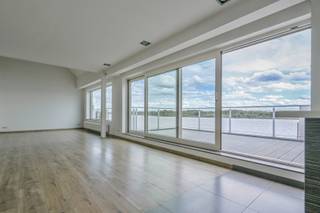 Ontdek dit uitzonderlijk dakappartement met een mooi terras in de Residentie Zoutziederij. Gelegen op de bovenste verdieping en bereikbaar met de lift, geniet je hier van een prachtig uitzicht op het water en een gevoel van rust en privacy. Bij het betreden van het appartement valt meteen de royale en lichtrijke woonkamer op, die dankzij de stijlvolle gashaard een warme en gezellige sfeer uitstraalt. Aansluitend vind je een goed uitgeruste keuken, perfect voor wie graag kookt en gasten ontvangt.<br />Het appartement beschikt over een ruime slaapkamer met aansluitende dressing en een comfortabele badkamer, voorzien van zowel een ligbad als een inloopdouche. Daarnaast is er een apart gastentoilet voor extra gemak. Via de karaktervolle Z-trap bereik je de bovenverdieping, een veelzijdige ruimte die perfect kan dienen als extra slaapkamer, bureau of hobbyruimte. Hier is bovendien een tweede douchekamer aanwezig, wat het comfort nog verhoogt. Ook aan opbergruimte geen gebrek, met een praktische berging die zorgt voor extra organisatie. Als kers op de taart beschikt dit appartement over een uitzonderlijk grote garage, die niet alleen plaats biedt aan wagens, maar ook perfect kan dienen als extra opslagruimte. Heb je een tweede wagen, dan kan die perfect nog achter de garage staan. De residentie zelf is bijzonder goed onderhouden en financieel gezond, met een goed opgebouwd reservefonds en maandelijkse gemeenschappelijke kosten van slechts 137 euro. Kortom, dit dakappartement combineert een unieke ligging met ruimte, comfort en praktische troeven. Een zeldzame opportuniteit voor wie op zoek is naar iets bijzonders.