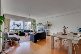 <p><span>Dit </span><span>prachtige appartement</span><span> is gelegen in de Van Breestraat in het centrum van Antwerpen. De </span><span>ligging is super centraal</span><span> met alle winkels, Stadspark, het centrum van Antwerpen en openbaar vervoer op wandelafstand. </span></p><p><span> </span></p><p><span>Dit instapklare appartement is gelegen op de </span><span>derde verdieping </span><span>en is bereikbaar met de trap of lift. We betreden het appartement in de </span><span>inkomhal.</span><span> Aan de </span><span>voorzijde</span><span> van het appartement bevindt zich de </span><span>lichtrijke leefruimte</span><span> met </span><span>keuken. </span><span>De keuken beschikt over een koelkast, oven, kookvuur, dampkap, afwasmachine en wasbak.</span><span> </span><span>Aan de achterzijde van het appartement bevinden zich </span><span>2 ruime slaapkamers</span><span>. Eén van de twee slaapkamers geeft toegang tot een aangenaam terras. De </span><span>badkamer</span><span> is voorzien van een ligbad met douche mogelijkheid, dubbele lavabo en aansluiting voor de wasmachine. Verder is er nog een </span><span>apart toilet</span><span> aanwezig. </span></p><p><span> </span></p><p><span>Indeling</span></p><p><span>- inkomhal</span></p><p><span>- gastentoilet</span></p><p><span>- woonkamer en eetkamer</span></p><p><span>- keuken</span></p><p><span>- terras 1</span></p><p><span>- slaapkamer 1 </span></p><p><span>- slaapkamer 2</span></p><p><span>- badkamer<br /><br /></span></p><p><span>Bijzonderheden</span><span><br />- lift</span></p><p><span>- algemene kosten: 110 euro per maand (provisie inclusief privé water)</span></p><p><span>- gas en elektriciteit op eigen meters</span></p><p><span>- beschikbaar vanaf 1 november 2026</span></p><p><span> </span></p><p><span>Ben jij geïnteresseerd in dit appartement te huur in Antwerpen centrum, ben je op zoek naar ander vastgoed of wens je de waarde van jouw eigendom te kennen? Dan ben je bij BOLT immo aan het juiste adres! Wij helpen jou graag verder.</span></p><p><span> </span></p>