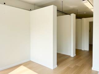 HUUR OP KORTE TERMIJN (POP-UP STORE)<br /><br />In het centrum van de gemeente Bornem, op een commerciële toplocatie, vinden we deze ruime kantoorruimte terug.<br />De kantoorruimte geniet van een overvloed aan lichtinval door de vele raampartijen.<br /><br />De ruimte is voorzien van een kitchenette, twee toiletten en een archiefruimte.<br />De ruimte is ook bereikbaar via een lift.<br /><br />Op 100 meter wandelen bevindt zich een publieke, gratis parking. <br /><br />Er zijn geen maandelijkse kosten. <br />Gas en elektriciteit zijn individueel. <br /><br />De onroerende voorheffing komt voor de helft ten laste van de huurder.<br />De huurprijs is exclusief BTW.<br /><br />Hebt u interesse in deze kantoorruimte? <br />Contacteer ons gerust via toni@julimmo.be of 0498 62 74 77.