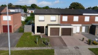 <p>Welkom in de Kollegelaan 45 te Harelbeke, een halfopen woning met een praktische indeling, conforme elektriciteit en een aangename ligging op korte afstand van De Gavers. Deze woning vormt een interessante opportuniteit voor wie op zoek is naar een solide woning met 3 slaapkamers, garage en een goede basis om verder naar eigen smaak in te richten.</p><p>Bij het betreden van de woning ontdekt u een functionele woonst met heel wat mogelijkheden. De woning beschikt over 3 slaapkamers, 1 badkamer en 2 toiletten, waardoor ze een praktische indeling biedt voor gezinnen, starters of kopers die graag voldoende ruimte wensen.</p><p>De ligging is zonder twijfel een grote meerwaarde. De woning bevindt zich in een aangename woonomgeving in Harelbeke, vlak bij De Gavers, waar u kan genieten van natuur, wandelmogelijkheden en ontspanning. Tegelijk blijft u vlot verbonden met het centrum, winkels, scholen, openbaar vervoer en belangrijke invalswegen.</p><p>Troeven: elektriciteit conform, gunstig EPC-label, garage en uiteraard de locatie!</p><p>Voor meer info of een bezoek mail naar info@property-vastgoed.be of bel 056 96 08 00.</p>