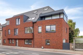 Een ruim energiezuinig eenslaapkamerappartement met terras....<br /><br />In de nieuwe "Residentie Marcel" vinden we dit schitterend gelijkvloers appartement.<br />We komen in de hal met apart gastentoilet om verder te gaan naar de leefruimte. Hier komt zeer veel licht binnen door de vele ramen schuifraam en de open keuken is voorzien van alle toestellen. <br />Aansluitend is er nog een handige ruime berging. Verder is er nog de ruime slaapkamer en de badkamer met lavabomeubel en inloopdouche.<br />Via de living kunnen we naar het leuke terras. Van hieruit hebben we een zicht op de prachtige groene omgeving!<br />Er kan optioneel een overdekte autostaanplaats mee aangekocht worden. <br /><br />De verwarming is met een warmtepomp (verwarmen en koelen via de vloerverwarming).<br />Zeer energiezuinig appartement: E peil van 24.<br />Mogelijkheid tot aankoop onder 6 % BTW! <br />De locale aannemer werkt enkel met kwalitatieve, duurzame materialen en zorgt voor een nauwgezette oplevering en afwerking! <br /><br />We vinden dit appartement terug in het centrum van Rekkem met op wandelafstand de vele buurtwinkels, openbaar vervoer, horeca,....<br />Aan de overkant van de straat is er bovendien een ruime parking naast de kerk! <br /><br />Het appartement is helemaal geschilderd opgeleverd en is klaar voor haar eerste bewoners!