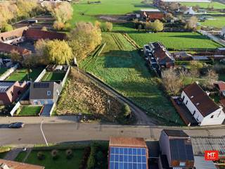 <strong>Halfopen nieuwbouwwoningen op een rustige locatie in Wervik </strong><br /><br />Nog 4 beschikbare bouwloten in de Prinsenstraat. In de Prinsenstraat zijn momenteel nog 4 bouwloten beschikbaar: één lot voor open bebouwing (1.776 m²) en drie loten voor halfopen bebouwing. Hieronder lichten we de drie halfopen woningen verder toe.<br /><br />Na de renderbeelden vind je ook extra foto's van een gelijkaardige, volledig afgewerkte woning, zodat je een goed beeld krijgt van het mogelijke eindresultaat. De woningen kunnen <strong>volledig naar eigen smaak gebouwd en ingericht worden.</strong><br /><br /><strong>Lot 5: IN OPTIE</strong><br /><br /><strong>Lot 10: Halfopen woning met 4 slaapkamers en tuin (mogelijkheid tot gelijkvloers wonen) op 374 m² </strong>
<ul>
	<li>Gelijkvloers: inkomhal met gastentoilet, lichtrijke woon- en eetkamer met keuken en berging. Daarnaast hebben we nog een bureau, slaapkamer en badkamer voorzien van toilet, bad en douche.</li>
	<li>1ste verdieping: nachthal, 3 slaapkamers en technische ruimte. </li>
	<li>2de verdieping: zolder met vaste trap (niet ingericht)</li>
</ul>
Dit komt op een €374.150 excl. kosten, of €450.148 incl. kosten.<br /><br /><strong>Lot 12: Halfopen woning met 3 slaapkamers, garage en tuin op 510 m²</strong>

<ul>
	<li>Voor lot 12 beschikken we over twee ontwerpen, namelijk:<br />▪︎ 4 slaapkamers, 1 badkamer en een polyvalente ruimte. Dit komt op een €390.00 excl. kosten, of €469.564 incl. kosten.<br />▪︎ 5 slaapkamers en 2 badkamers. Dit komt op een € 398.200 excl. kosten, of €479.244 incl. kosten.</li>
</ul>
<br />Wens je een vrijblijvend bezoek of meer informatie? <br />Contacteer <strong>Eden </strong>op 0470 43 78 21 of mail info@minthus.be