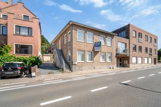 Op een uitstekende ligging langs de Kasteelstraat in Tielt, op wandel- en fietsafstand van het bruisende stadscentrum en met een vlotte verbinding richting Meulebeke, bieden wij deze twee ruime en identieke appartementen aan. De Kasteelstraat is een gekende invalsweg met een mix van residentiële bebouwing en kleinschalige appartementsgebouwen, waardoor deze locatie bijzonder aantrekkelijk is voor zowel eigen bewoning als verhuur. Bovendien bevinden winkels, scholen, openbaar vervoer, horeca en andere dagelijkse voorzieningen zich in de onmiddellijke omgeving.<br /><br />Beide appartementen beschikken over een doordachte indeling met een lichtrijke leefruimte, een afzonderlijke keuken, twee volwaardige slaapkamers, een badkamer, een apart toilet en een praktische berging. Dankzij de ruime oppervlaktes en de gunstige ligging vormen deze appartementen een uitstekende en toekomstgerichte vastgoedinvestering.<br /><br />Het gelijkvloerse appartement is momenteel verhuurd en biedt meteen een stabiele huuropbrengst. Daarnaast geniet dit appartement van een ruim zonneterras, een afzonderlijke dubbele garage, een private autostaanplaats en een extra berging.<br /><br />Het appartement op de eerste verdieping is identiek qua indeling en oppervlakte en staat momenteel leeg, waardoor de nieuwe eigenaar vrij kan kiezen tussen onmiddellijke eigen bewoning of een nieuwe verhuur aan markthuur. Ook dit appartement beschikt over een private parkeerplaats en een afzonderlijke berging.<br /><br />Troeven:<br /><br />Twee ruime appartementen met identieke indeling.<br />Telkens twee volwaardige slaapkamers.<br />Ideaal als investering of voor eigen bewoning.<br />Gelijkvloers reeds verhuurd met onmiddellijke huuropbrengst.<br />Eerste verdieping onmiddellijk beschikbaar.<br />Ruim terras bij het gelijkvloers appartement.<br />Dubbele garage bij het gelijkvloers appartement.<br />Private parkeerplaatsen en afzonderlijke bergingen.<br />Centrale ligging nabij het centrum van Tielt en alle voorzieningen.<br /><br />Vraagprijzen:<br /><br />Gelijkvloers appartement: € 239.000<br />Appartement eerste verdieping: € 209.000<br /><br />EPC:<br /><br />Appartement gelijkvloers: 294 kWh/m²/jaar (Label C)<br />Appartement eerste verdieping: 283 kWh/m²/jaar (Label C)<br /><br />Bent u op zoek naar een zorgeloze investering met onmiddellijk rendement of een ruim appartement op een centrale ligging in Tielt? Contacteer ons vandaag nog voor meer informatie of plan vrijblijvend uw bezoek ter plaatse.