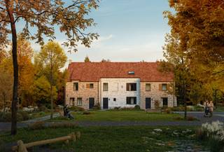 <strong>Laatste kans om te wonen in het charmante Godsheide Dorp</strong><br />Op een rustige locatie, op amper vijf minuten fietsen van het bruisende centrum van Hasselt, vind je deze halfopen woning in het sfeervolle Godsheide Dorp. Een plek waar dorpskarakter, hedendaags wooncomfort en energiezuinigheid perfect samenkomen.<br /><br /><strong>Klassieke architectuur, tijdloze klasse</strong><br />Deze woning maakt deel uit van een groene, mooi afgewerkte verkaveling en straalt een klassieke elegantie uit dankzij de gevel in recuperatiesteen en het keramisch dak in genuanceerde tinten. De bewoonbare oppervlakte van 169 m² biedt ruimte aan drie slaapkamers, met de mogelijkheid om de zolder af te werken tot extra slaap-, werk- of hobbyruimte.<br /><br /><strong>Comfortabel en duurzaam wonen</strong><br />Deze woning is volledig energieneutraal (E0) en uitgerust met een warmtepomp, zonnepanelen en vloerverwarming. Zo geniet je van een aangenaam binnenklimaat, lage energiekosten en een toekomstgerichte woonkwaliteit.<br /><br /><strong>Slim ingedeeld en praktisch</strong><br />De leefruimtes zijn licht en open, met een logische indeling die het dagelijkse comfort versterkt. Achteraan beschik je over een eigen parkeerplaats in de tuin, met de mogelijkheid om een carport te voorzien. Voor bezoekers zijn er extra parkeerplaatsen in de verkaveling aanwezig.<br /><br /><strong>Groene en aangename omgeving</strong><br />De woning krijgt een verzorgde buitenaanleg met hagen en bomen, wat bijdraagt aan het rustige, groene karakter van de buurt. Dankzij de gunstige ligging woon je hier in alle rust, terwijl je snel in het centrum of op de autosnelweg bent.<br /><br /><strong>Samengevat</strong>
<ul>
<li>Halfopen bebouwing</li>
<li>3 slaapkamers (uitbreidbaar via zolderafwerking)</li>
<li>169 m² bewoonbare oppervlakte</li>
<li>216 m² perceeloppervlakte</li>
<li>Volledig energieneutraal (E0)</li>
<li>Warmtepomp, zonnepanelen, vloerverwarming</li>
<li>Parkeren in de achtertuin – carport mogelijk</li>
<li>Bezoekersparkings aanwezig</li>
<li>Mooie, groene verkaveling op een steenworp van Hasselt</li>
<li>Prijs: <strong>€424.900</strong> (excl. kosten)</li>
</ul>
<br />Ontdek de sfeer van Godsheide Dorp in de video en ervaar zelf waarom dit de ideale plek is om te wonen.<br />Meer info via Kolmont – bel +32 (0)11 211 211 of bezoek www.godsheidedorp.be.<br /><br />