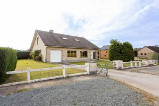 <p><span>Bent u op zoek naar een ruime woning met heel wat potentieel? Dan is deze bungalow, gelegen op een perceel van maar liefst 7a30, zeker een bezoekje waard!</span></p>
<p><span>De woning bevindt zich in een landelijke omgeving aan de Zierbeekhofbaan, terwijl winkels, scholen en openbaar vervoer zich in de nabije omgeving bevinden. Dankzij de vlotte verbindingen bereikt u bovendien snel het centrum en de omliggende gemeenten.</span></p>
<p><span>Indeling</span></p>
<p><span>We betreden de woning via een ruime en lichtrijke inkomhal, die ons naar de leefruimte brengt. Hier geniet u meteen van een prachtig en rustgevend uitzicht over de velden. Aansluitend bevindt zich de keuken.</span></p>
<p><span>Via de nachthal bereiken we twee ruime slaapkamers, de badkamer en een apart gastentoilet.</span></p>
<p><span>De <strong>absolute troef</strong> van deze woning is zonder twijfel de ruime zolderverdieping. Deze is bereikbaar via een vaste trap en biedt maar liefst 105 m² aan vrij in te richten ruimte. Hier zijn tal van mogelijkheden: zo kunt u er bijvoorbeeld twee extra slaapkamers, een bijkomende badkamer en een ruime nachthal creëren. Ideaal voor wie op zoek is naar een woning die nog volledig naar eigen wensen kan worden ingericht.</span></p>
<p><span>Verder beschikt de woning over een inpandige garage en een extra berging/werkplaats.</span></p>
<p><span>Ook buiten heeft deze woning heel wat te bieden. De tuinzone loopt volledig rondom de woning, waardoor u op verschillende momenten van de dag kunt genieten van de rust en het groen.</span></p>
<p><span>Een woning met ruimte, potentieel en een prachtige landelijke ligging!</span></p>
<p><span>Is dit de woning waar u naar op zoek bent? Maak dan vandaag nog een afspraak met ons kantoor en ontdek zelf de mogelijkheden.<br /></span><span>info@impromove.be</span><span> – 02 887 80 56</span></p>