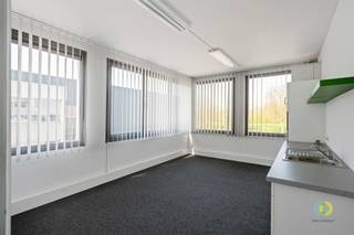 Deze kantoorverdieping is helemaal klaar om in gebruik te nemen en biedt een aangename en professionele werkomgeving met verschillende...
