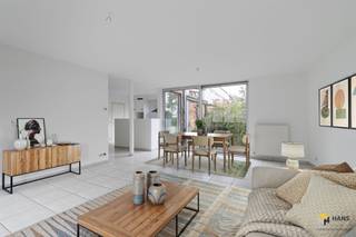 <p><span>Instapklaar gelijkvloers appartement (86 m²) met 1 slaapkamer en buitenruimte (20 m²) in Stabroek.</span></p><p><span> </span></p><p><span>Het pand is centraal gelegen in het hart van Stabroek en geniet van een uitstekende mobiliteitsscore. Dankzij de vlotte verbinding met de A12 en het havengebied ben je overal snel ter plaatse. Ook het openbaar vervoer is goed vertegenwoordigd, met meerdere haltes op wandelafstand. Bovendien ligt de Nederlandse grens op een boogscheut, waar je 7 dagen op 7 kan shoppen — een extra troef van deze gunstige ligging en fietsen parking.</span></p><p><span> </span></p><p><span>Dit appartement bevindt zich op het gelijkvloers van een kleinschalig hoekgebouw van 4 hoog. Het is keurig onderhouden, instapklaar en daardoor ideaal voor starters of als investering.</span></p><p><span>Je komt binnen in de open hal met handige vestiairehoek. Links heb je een aparte wc en aan je rechterzijde bevinden zich de badkamer (4 m²) met ligbad en lavabomeubel, en de slaapkamer (11 m²). Verderop bereik je de ruime en lichtrijke leefruimte (49 m²) met open keukenhoek, voorzien van een basisuitrusting. Aansluitend is er nog een berging/wasplaats (5 m²) aanwezig.</span></p><p><span>Een mooie extra troef is de buitenruimte (20 m²) met west-oriëntatie, waar het heerlijk vertoeven is.</span></p><p><span>Zorgeloos wonen in het centrum? Dat kan hier, mis deze buitenkans niet! Bewoonbare opp. 86 m² ref.: bruto vloeropp. Voor meer info of een gratis schatting surf naar www.hansimmo.be</span></p><p><span> </span></p>