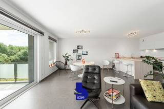 Ontdek dit recent appartement (bouwjaar 2020), ideaal gelegen op de grens van Bredene en Oostende. Gelegen op de tweede verdieping geniet u hier van een prachtig, weids uitzicht op het Vicognebos en de Spuikom. Dankzij de rustige, groene omgeving en de energiezuinige afwerking combineert deze woonst comfort met een uitstekende ligging.<br /><br />Het appartement beschikt over twee volwaardige slaapkamers, een ruime badkamer met zowel een bad als een douche, een apart toilet, een praktische berging en een afzonderlijke wasruimte. De ruime keuken biedt heel wat kastruimte en sluit aan op het zonnige, royale terras waar u in alle rust kunt genieten van het open uitzicht.<br /><br />Ook op vlak van comfort scoort dit appartement uitstekend. Met een EPC-label A (31 kWh/m²) woont u bijzonder energiezuinig en recent appartement. <br /><br />Een autostaanplaats is verplicht aan te kopen voor € 17.500. Daarnaast is er de mogelijkheid om een garagebox aan te kopen voor € 50.000. Bovendien beschikt de residentie over een private bezoekersparking en een fietsenberging.<br /><br />De ligging is een absolute troef. U woont in een rustige woonwijk, omgeven door groen, terwijl Oosteroever, het strand en de zee zich op ongeveer twintig minuten wandelen bevinden. Ook het openbaar vervoer en alle voorzieningen van Oostende zijn vlot bereikbaar.