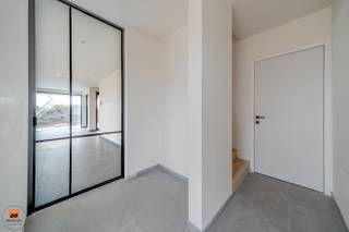 Tussen Lembeke en Oosteeklo, aan de Ledestraat 46A, bevindt zich deze nieuwbouwwoning, voorzien van alle modern comfort en alle moderne...