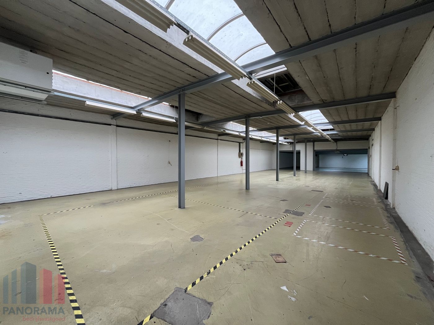 Magazijnruimte met kantoor op een gunstige ligging vlakbij de E17 - foto 2