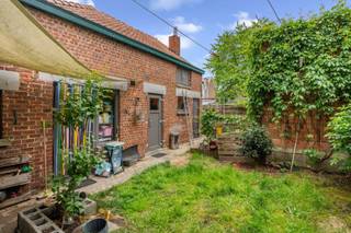 Op zoek naar een centraal gelegen woning met garage en een praktische tuin? Deze woning combineert een praktische indeling met een interessante ligging nabij winkels, scholen, openbaar vervoer en belangrijke verbindingswegen.<br /><br />Bij het betreden van de woning kom je terecht in de inkomhal, die toegang geeft tot de leefruimte, keuken, bergplaatsen, apart toilet en inpandige garage. De woning biedt heel wat functionele ruimte, ideaal voor wie op zoek is naar comfort en opbergruimte. Op de eerste verdieping bevinden zich een nachthal, badkamer met toilet, douche, ligbad en lavabo, twee ruime slaapkamers en extra bergruimten. Dankzij de vaste trap naar de zolderverdieping kan deze perfect gebruikt worden als derde slaapkamer, hobbyruimte, bureau of polyvalente kamer. Achteraan geniet je van een praktische zuidoost gerichte tuin. De woning is gelegen op een perceel van +/- 2a (opmetingsplan in afwerking).<br /><br />De ligging is een absolute troef. Zowel de oprit van de E40 als het station bevinden zich op slechts 1,2 km. Bushaltes, winkels en scholen liggen op wandelafstand, op ongeveer 300 meter. Hierdoor is deze woning bijzonder interessant voor wie centraal wil wonen met alle voorzieningen dichtbij.<br /><br />De woning beschikt over dubbele beglazing, centrale verwarming en 8 cm dakisolatie. Het EPC bedraagt 330 kWh/m², goed voor label D, waardoor er geen renovatieplicht van toepassing is. P-score: A – G-score: A. De woning is momenteel verhuurd. Voor meer informatie of bezichtiging: 054 23 53 83 of info@localsvastgoed.be