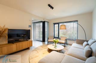<p>Maak kennis met Huis Vitalé, een residentie bruisend van het leven, maar toch met de rust en zorg voor wie hiernaar verlangt. Een ideaal concept voor personen die zelfstandig kunnen en willen wonen, maar ook beroep willen doen op thuisdiensten.</p>
<p>Huis Vitalé is meer dan louter serviceflats en serviceappartementen. De projectontwikkelaar zorgt samen met zijn partners ervoor dat de residentie een plaats wordt voor jong en oud, gezinnen en alleenstaanden die hier een thuis kunnen vinden, én elkaar!<br /><br /></p>
<h2>Allerlei voorzieningen voor u onder één dak!</h2>
<div>
<div>
<div>
<div>
<ul>
<li>59 Assistentiewoningen (serviceflats) samen met een ondergrondse parking.</li>
<li>De stadsdiensten, inclusief het Sociaal Huis, een filiaal van dienstencentrum de Klapstoel, en de buurtpolitie</li>
<li>De NOAH: Dagopvang voor ouderen i.s.m Familiehulp</li>
<li>‘t Paggaderke: Kinderopvang</li>
<li>Een gezondheidscampus met mogelijks een huisdokter groepspraktijk, thuisverpleging, bewegingscentrum Kiné & Ergo, paramedici, gezondheidscoaching, etc.</li>
<li>Bistro Vitalé, het restaurant voor de gezonde maaltijd</li>
<li>Een wassalon, kapsalon, pedi-en manicure, enz..</li>
</ul>
<p>Door de unieke, centrale ligging aan de Markt vind je aanvullend allerlei lokale faciliteiten, commerciële diensten en handelszaken binnen handbereik, zoals de apotheek, de bakker alsook allerlei horeca zaken.<br />Wonen in Huis Vitalé met zorg voor de bewoners</p>
<p>Een assistentiewoning (serviceflat) geeft veel mogelijkheden en vrijheid maar ook zelfstandigheid en vitaliteit. Uw woonassistent zal samen met u onder persoonlijke begeleiding op zoek gaan naar een oplossing voor uw zorgbehoefte op maat.</p>
<div>
<div>
<div>
<div>
<h2>Architectuur</h2>
<p><strong>Comfort, duurzaamheid en functionaliteit</strong><span> </span>zijn begrippen waar de service appartementen en aanleunappartementen maximaal aan moeten voldoen.</p>
<p>Onze architect<span> </span><strong>(DBV Hasselt)<span> </span></strong>weet door middel van frisse architectuur en praktische ideeën deze begrippen te realiseren in een visueel tastbare residentie met een huiselijke sfeer.</p>
<p>Voor de inrichting van uw eigen assistentiewoning werd voor u een harmonieus geheel aan materialen en kleuren samengesteld. U heeft hier de keuze uit drie warme<span> </span><strong>huiselijke sferen</strong>: landelijk, modern of klassiek.</p>
<p>Uw eigen meubels en decoratie zullen zeker mooi passen binnen één van deze drie weldoordachte sferen. <br /><br /></p>
<h1>Troeven van residentie Huis Vitalé</h1>
<div>
<h4>Brede keuze</h4>
<p>In huis Vitalé kan u kiezen tussen één of tweeslaapkamer appartementen.</p>
<p>Elke assistentiewoning heeft een oppervlakte tussen de ca 60m<sup>2</sup><span> </span>en de 75 m<sup>2</sup><span> </span>en is telkens uitgerust met een eigen terras.</p>
</div>
<div>
<h4>Toegankelijkheid</h4>
<ul>
<li>Drempeloze overgangen</li>
<li>Ruime liften</li>
<li>Brede gangen met daglicht</li>
<li>Optimale draaicirkels</li>
<li>Schuifdeuren</li>
<li>Praktische keukens & badkamers</li>
<li>Grote raampartijen</li>
</ul>
</div>
<div>
<h4>Hoog Comfort</h4>
<ul>
<li>Energie zuinig (BEN)</li>
<li>Vloerverwarming</li>
<li>Ventilatie D systeem</li>
<li>Basisdomotica & media</li>
<li>Warmtepomp waardoor geen verloren ruimte door radiatoren</li>
<li>Optimale indeling van de ruimtes</li>
</ul>
Meer info? Mail naar demervallei@weinvest.be of surf naar http://www.huisvitale.be/</div>
</div>
</div>
</div>
</div>
</div>
</div>
</div>
</div>