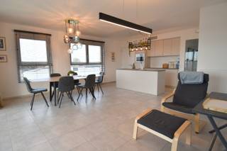 Prachtig appartement uit 2021, rustig gelegen aan het einde van een doodlopende straat langs de Leie. Op wandelafstand van slager (550m), bakker (600m), apotheek (850m), centrum Harelbeke (700m) via de Bloemmolenbrug te bereiken.<br />Station Harelbeke vlot met de fiets te bereiken (1.3km), alsook verschillende supermarkten, scholen, provinciedomein “De Gavers” en handelszaken in de omgeving. Via het Leiepad fiets je in 10min naar Kortrijk. <br />Vlotte verbinding naar de steden Kortrijk en Gent. <br /><br />Het appartement bestaat uit een inkom met vestiaire, een badkamer met mooie ruime inloopdouche en dubbele lavabo, aparte WC met gastenlavabo, 2 slaapkamers, berging met aansluitingen voor wasmachine en droogkast, een lichtrijke living met open keuken uitgerust met keramische kookplaat, dampkap, vaatwasmachine, koelkast en combi-oven. Zuidgericht terras, 13m², met fantastisch uitzicht op de Leie en de sluis van Harelbeke.<br /><br />Ook is er een ondergrondse autostandplaats, gemeenschappelijke afgesloten fietsenstalling aanwezig en een afvalberging. <br /><br />Verwarming werkt met het warmtenet van Harelbeke en wordt gemeten via een calorimeter (syndicus regelt 2 jaarlijkse onderhoud) – uiterst zuinig qua verwarming (momenteel verbruik van €29,74/maand).<br /><br />Huurprijs: 925 EUR/maand + 70 EUR/maand syndic of een totaal van 995 EUR/maand.<br />Adres: Rietvoornstraat 42/0602, 8530 Harelbeke<br />Onze referentie: DEV5230