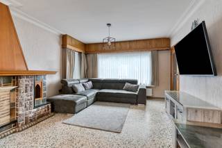Deze halfopen woning is gelegen op een perceel van ca 975m² nabij het centrum van Den Hout. <br /><br />We betreden de woning via de inkomhal met toegang tot de ruime leefruimte. Aansluitend bevinden we ons in de keuken met bijkeuken wat zeer veel mogelijkheden biedt om een open keuken te creëren. <br /><br />Eveneens bevinden zich op het gelijkvloers nog de badkamer met badkamermeubel, toilet en douche en een wasplaats. <br /><br />Op de eerste verdieping vinden we 3 ruime slaapkamers en toegang tot de bergzolder. <br /><br />Achteraan de woning is het aangenaam vertoeven in de ruime tuin met vrijstaande garage.