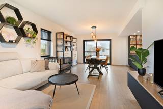 In een rustige, kindvriendelijke omgeving, vind je deze verrassend ruime halfopen woning op een prachtig perceel van 517m².Deze charmante woning...