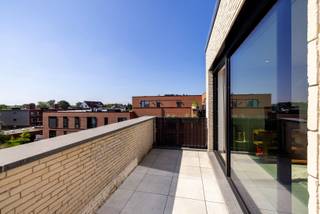 Zoekt u een modern en instapklaar dakappartement met lift en 2 ruime terrassen? Dan is dit recent appartement (2021) op de derde verdieping zeker iets voor u. <br />Gelegen in een rustige straat nabij het dorpscentrum is dit appartement uitstekend bereikbaar. Vlakbij winkels, scholen en openbaar vervoer en kort bij de N10 . <br />U komt binnen via de verzorgde inkomhal met gastentoilet. In de knusse woonkamer met volledig geïnstalleerde open keuken is het heerlijk cocoonen. Het grote schuifraam naar het zuidgericht terras zorgt voor een naadloze doorloop van binnen naar buiten. Dit gezellige terras biedt optimale privacy en heeft amper inkijk. De (technische) berging in de gang biedt plaats voor WM. Vooraan het appartement vindt u de ruime slaapkamer met maatwerk wandkast en de trendy ensuite badkamer met ruime inloopdouche en lavabo. Ook hier weer een panoramisch schuifraam met directe toegang tot een ruim en gezellig terras met mooi uitzicht. Op beide terrassen voelt u zich letterlijk in de wolken! <br />Achter de residentie is er een private parking (inbegrepen in de vraagprijs).<br />Kenmerken<br />+ uitstekende ligging<br />+ lift<br />+ EPC label A<br />+ 3 zonnepanelen<br />+ 2 ruime terrassen<br />+ elektriciteit conform<br />+ parkeerplaats inbegrepen <br />+ ideaal voor singles en koppels<br />Benieuwd of dit leuke studioappartement uw nieuwe thuis kan worden?<br />Ontdek het reeds via onze 360°-tour op www.avantivastgoed.be<br />Voor een bezoek of meer info contacteer 0479 01 00 00 of info@avantivastgoed.be