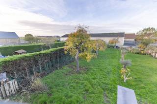 ;Slijpe (Middelkerke): nieuwbouwwoning te koop met 3 slaapkamers en garage.<br /><br />Deze <strong> </strong>nieuwbouwwoning met 3 slaapkamers biedt een mogelijkheid tot 5 slaapkamers en is nog naar eigen keuze af te werken. De grootte zuidwest gerichte tuin biedt veel zon en is via het grootte schuifraam geïntegreerd in de woonkamer. De woning beschikt ook over een ruime inpandige garage. <br /><br /><strong>Indeling: </strong><br />Gelijkvloers: inkomhal met gastentoilet, lichtrijke woonkamer met eetplaats, bijkeuken, inpandige garage en een ruime tuin. <br /><br />1ste verdieping: 3 volwaardige slaapkamers met een ruime badkamer (dubbele wastafel, ligbad, inloopdouche) en toegang tot het terras vanuit 1 van de slaapkamers. <br /><br />2de verdieping: ruime geïsoleerde zolder. <br /><br /><strong>Troeven</strong>:
<ul><li>Grote tuin.</li><li>Afwerking nog volledig zelf te kiezen.</li><li>Rustig gelegen. </li></ul>
<strong>Meer informatie? Contacteer Liam Darras 0496160485</strong><br /><br />