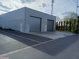 professionele magazijn - unit van 150m², water, elektriciteit (3x400V), sanitair, hoge sectionaalpoort, camerabewaking, internet, 100% veilig en droog. Centrale ligging, veel parkeergelegenheid. Vlakbij luchthaven Oostende, afrit Gistel, Torhoutsesteenweg,...