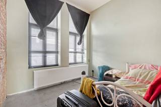 In 2060 Antwerpen, verborgen achter een karaktervolle gevel, vind je dit op te frissen gelijkvloerse 1 SLK-appartement met stadstuintje.<br /><br />Vlakbij het groen van Park Spoor Noord en omringd door leuke horeca. Geniet van een koffie of brunch bij Brandbar, een aperitief en hapje bij Café Commercial of uitgebreid tafelen bij Veranda. Je bent in de buurt van supermarkten, het openbaar vervoer en een velo-station. Het hippe Eilandje en het stadscentrum zijn fietsafstand, net als supermarkten, openbaar vervoer<br /><br />Het appartement biedt een goede basis aan maar wacht op iemand die het met wat liefde een nieuw leven inblaast. De open keuken is geïnstalleerd is met oven, vaatwasser, kookplaat, dampkap. De badkamer is uitgerust met douche, lavabo en toilet. <br /><br />Interesse? Plan nu je afspraak in via info@jamar.immo of 03 435 31 33.<br /><br />Wg, Vg, Vkr, geen overstromingsgebied