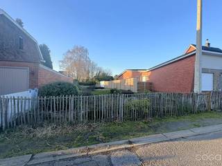 Bouwgrond van 495 m² voor halfopen bebouwing.Deze mooie bouwgrond is gelegen in een bijzonder rustige, doodlopende straat en biedt toch een...