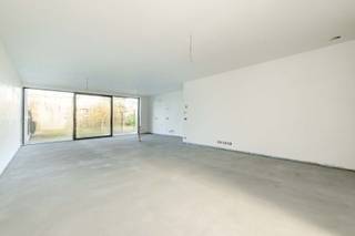 Deze INSTAPKLARE woning bevindt zich te Tielt (Meulebeke), in de Astridlaan 45, op een perceel van 385 m² met een bewoonbare oppervlakte van 177 m². Dankzij de centrale ligging woon je hier op wandelafstand van bakker, slager, winkels, school, openbaar vervoer, enz. <br />Kortom: een uiterst praktische en aangename locatie!<br /><br />KIJKDAG ZAT. 9/5 VAN 10u - 11u en van 13u - 14u: inschrijven kan via onze website.<br /><br />PLUSPUNTEN:<br />* CENTRALE LIGGING<br />* VENTILATIE TYPE D+<br />* ZONNEPANELEN (PIEKVERMOGEN 5400 WP)<br />* ENERGIEZUINIG E-PEIL 10<br />* WARMTEPOMP | VLOERVERWARMING<br />* AANKOOP AAN 6% MOGELIJK VOOR ZOWEL EIGEN BEWONING ALS INVESTERING<br />* AANKOOP CASCO MOGELIJK (357.000 EUR EXCL. KOSTEN) SANITAIR, KEUKEN, VLOEREN EN TRAP NIET INBEGREPEN<br /><br />INTERIEUR:<br />U komt binnen via de inkomhal met apart gastentoilet. Verder is er de lichtrijke leefruimte (36 m²) met grote raampartijen die zorgen voor een open en ruimtelijk gevoel. Aansluitend bevindt zich de open, volledig ingerichte keuken (10 m²) uitgerust met inductiekookplaat, dampkap, combi-oven, koelkast met vriesvak en spoelbak.<br />Het verdiep omvat 3 volwaardige slaapkamers (13 m² | 12 m² | 12 m²) en een afgewerkte badkamer met ligbad, douche, dubbele lavabo met meubel en toilet. Tot slot is er nog de praktische technische berging.<br /><br />EXTERIEUR:<br />De woning beschikt over een voor- en achtertuin (245 m²) en is voorzien van een carport (22 m²) voor 1 wagen, aangevuld met private parkeergelegenheid op eigen terrein.